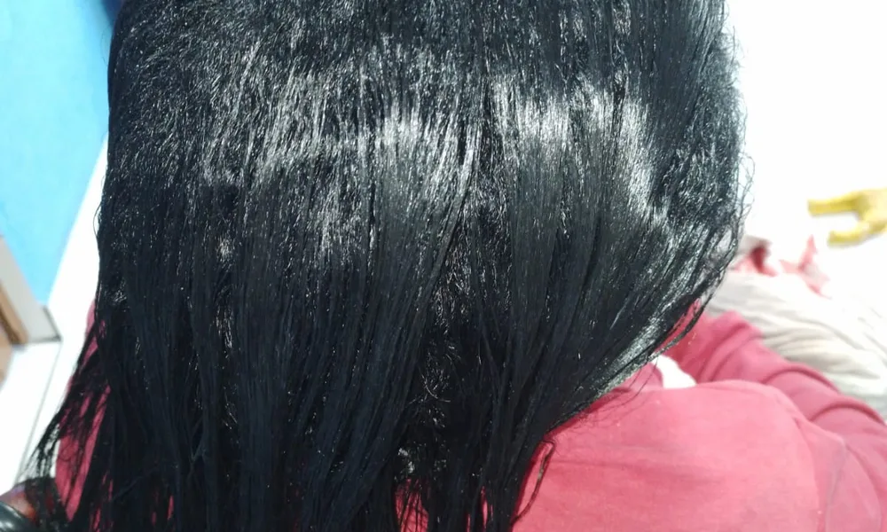 Antes e depois de cabelo loiro alisado com temperatura controlada sem amarelar ou quebrar as pontas