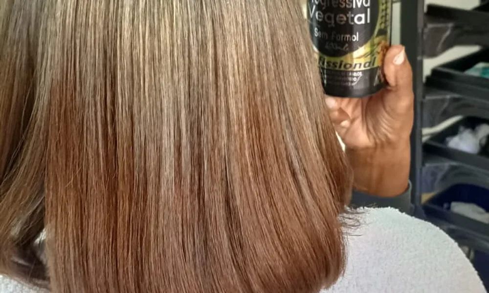 Antes e depois de cliente com cabelo ondulado volumoso transformado em alinhamento prático do dia a dia