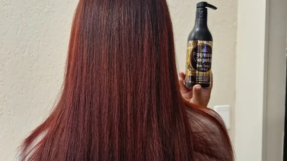 Mulher com raiz perfeitamente lisa e alinhada sem químicas agressivas
