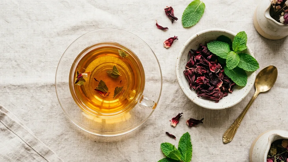 Infusão de chás botânicos antioxidantes para drenagem linfática natural
